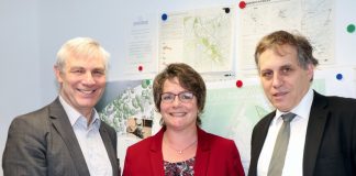 Bürgermeister Klaus Pesch und Baudezernent Jochen Kral begrüßen Petra Cremer. Foto: Stadt Ratingen
